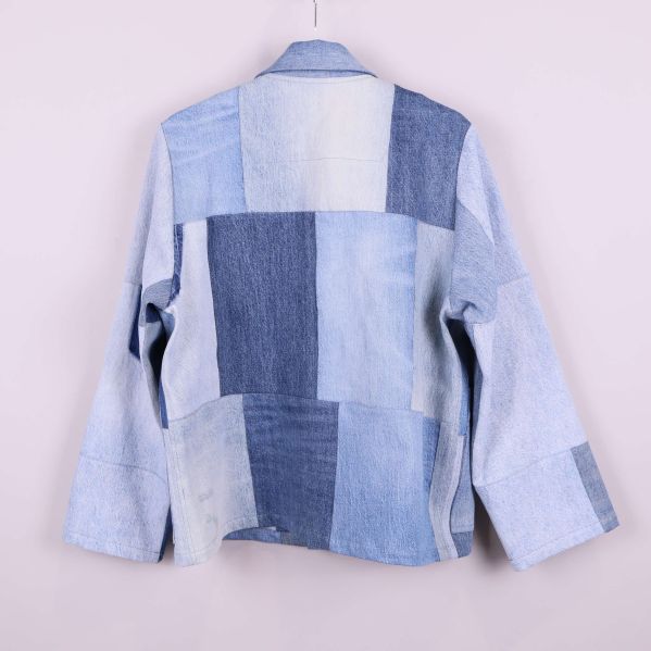 Patchwork jacka i denim visad bakifrån