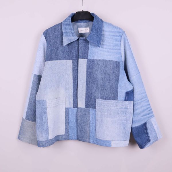 Patchwork jacka i denim hängande framifrån