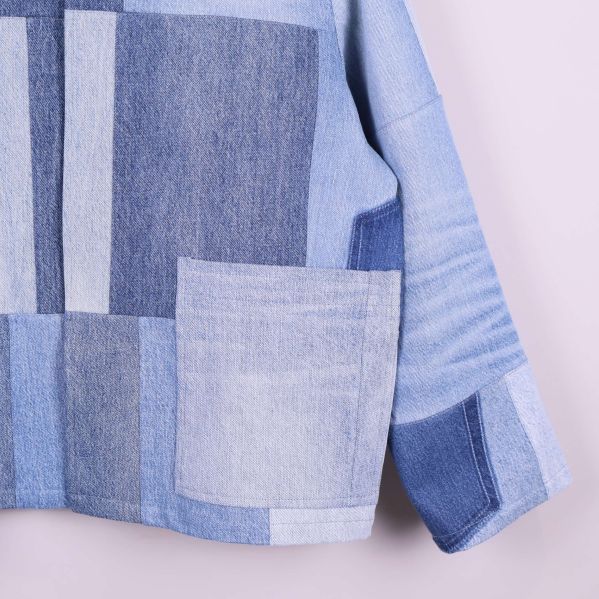 Stora fickor i denim patchwork på jackan
