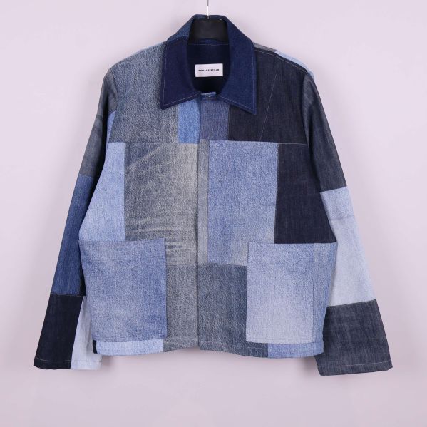 Patchwork jacka framtill i olika nyanser av denim