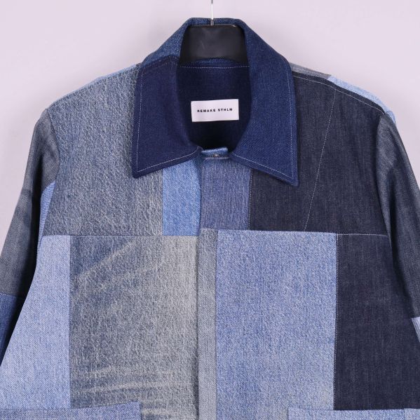 Övre halvan av jackan visar olika denimlappar och krage