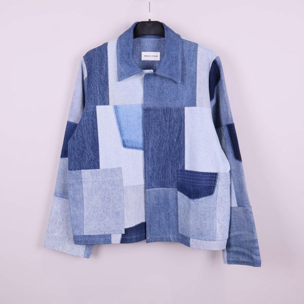 Patchwork jacka i flera blå nyanser upphängd