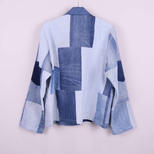 Baksidan av patchwork jacka i denim