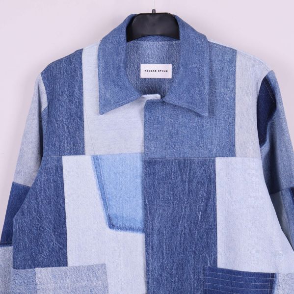 Övre framdel och krage på denim patchwork jacka