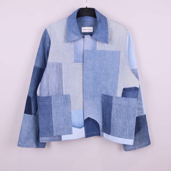 Patchwork jacka i olika blå denim på galge