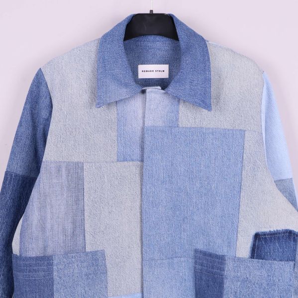 Framstycke på jacka med tydliga denimrutor