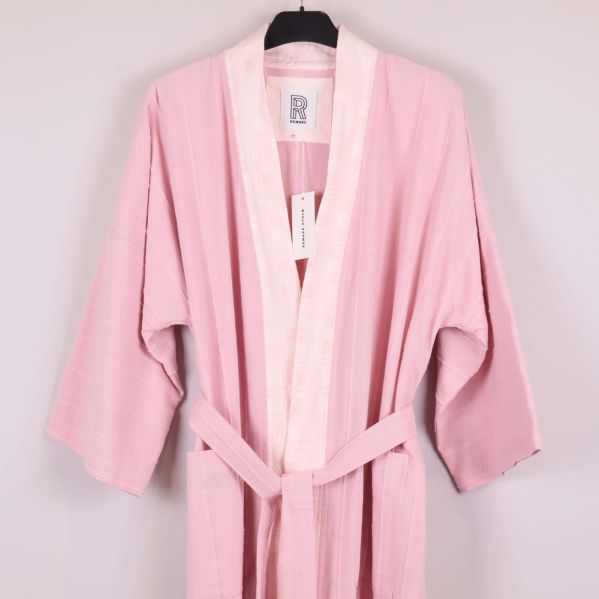 Överdel av rosa kimono med krage och axelparti