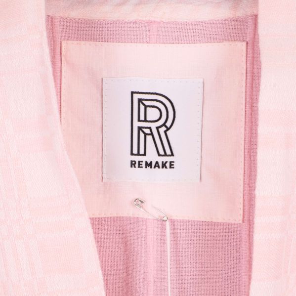Remake-logotyp i vitt på insidan av kimono