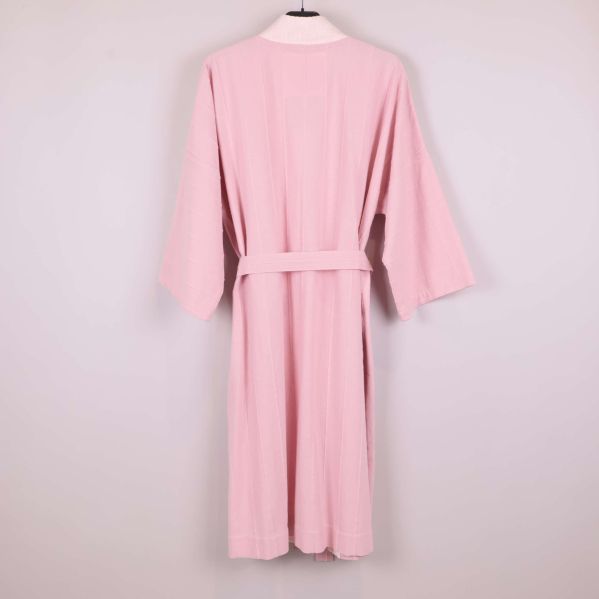 Baksidan av rosa kimono med bälte