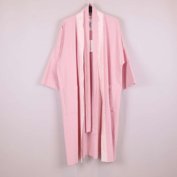 Rosa kimono visad utan bälte på galge