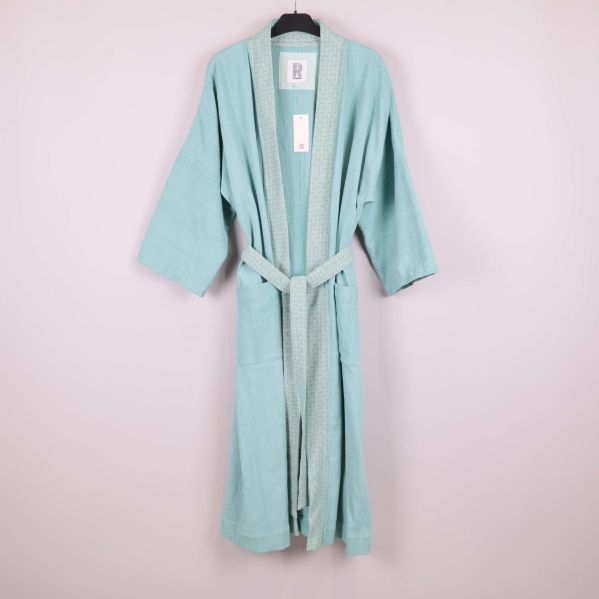 Ljusblå kimono med mönstrad kant framifrån på galge