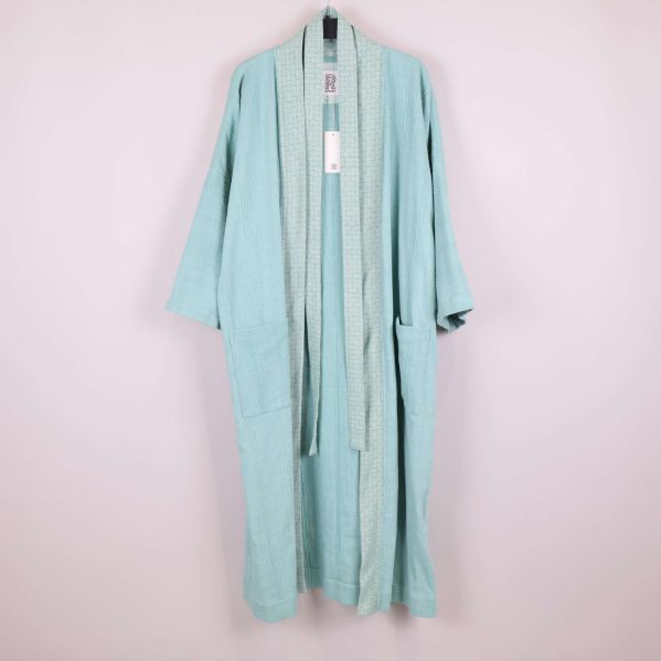 Ljusblå kimono sedd rakt framifrån på galge
