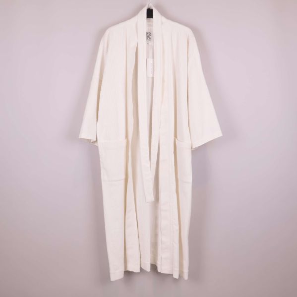 Kimono upphängd framifrån, visar struktur och passform