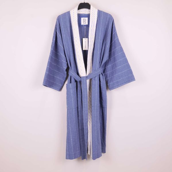 Blå kimono med vita ränder och bälte på galge
