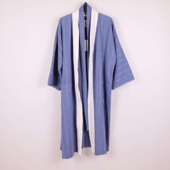 Kimono framifrån utan knytband knutet