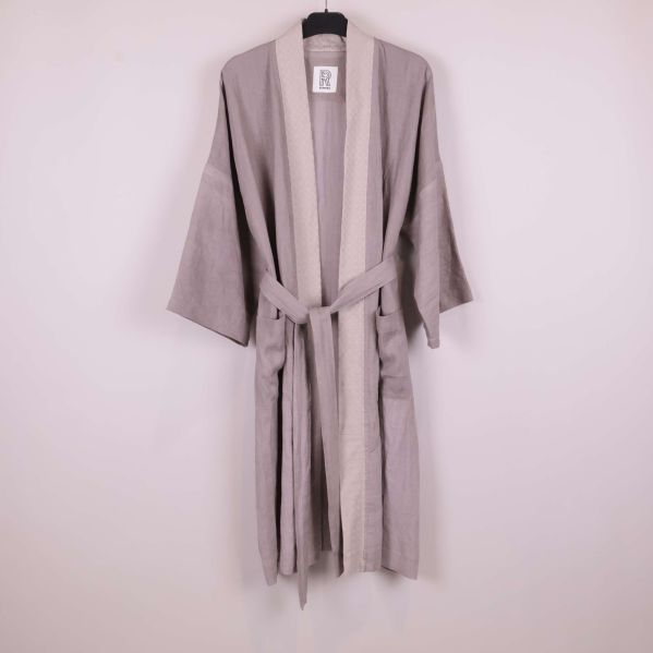 Kimono i grått med kontrastkant hängande på galge framifrån