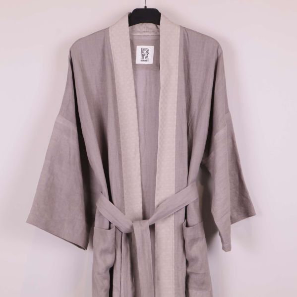 Närbild framtill på kimono med markerad kontrastkant och skärp