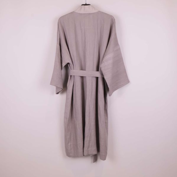 Kimono i grått visad bakifrån med tillhörande skärp