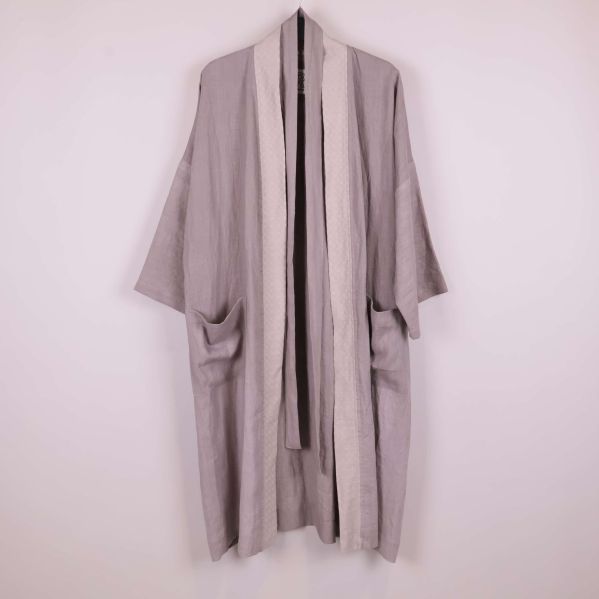 Kimono i grått med kontrastkant visad bakifrån, upphängd på galge