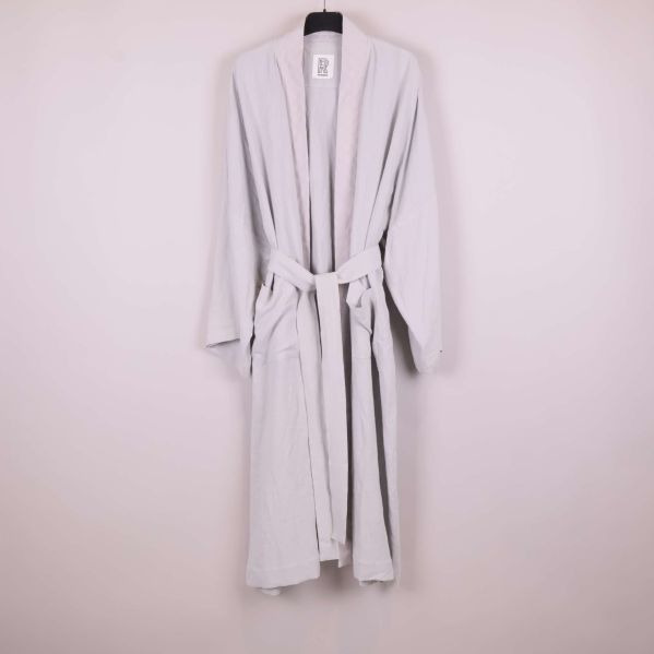 Lång ljusgrå kimono med bälte framifrån
