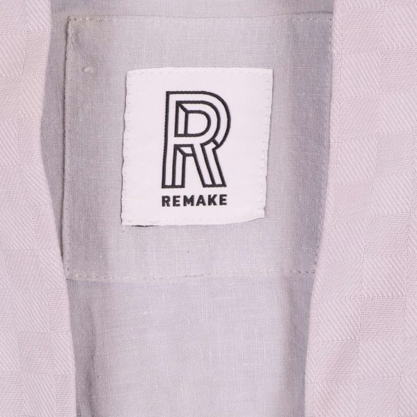 Närbild av Remake-märke på insida krage