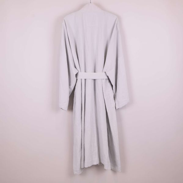Baksidan av ljusgrå kimono med bälte i midjan