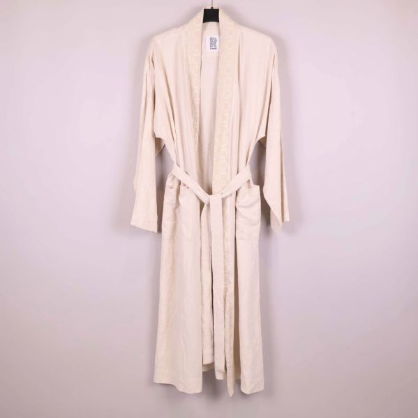 Lång ljus kimono på galge sedd framifrån