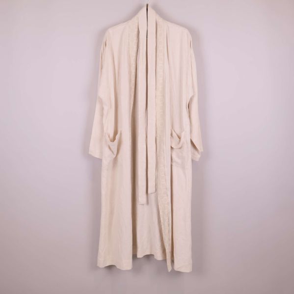 Lång ljus kimono på galge, baksidan synlig
