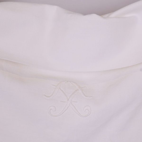 Närbild av broderad dekoration framtill på överdelen