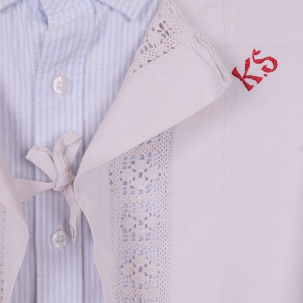 Närbild på främre knytning och monogramdetalj i rött
