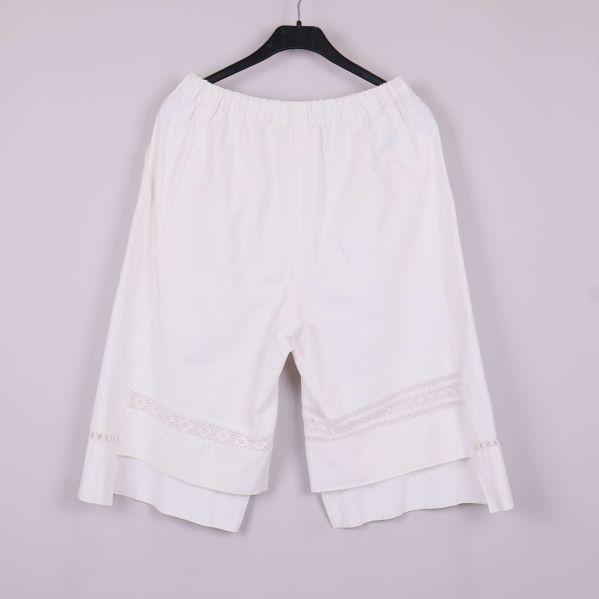 Vita shorts med spetsband bak 