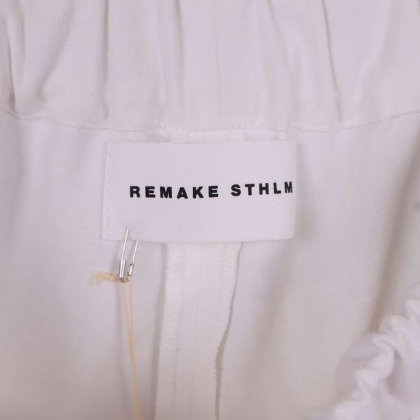Remake STHLM-märke insytt i vita byxan