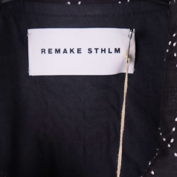Etikett inuti jackan med texten Remake STHLM
