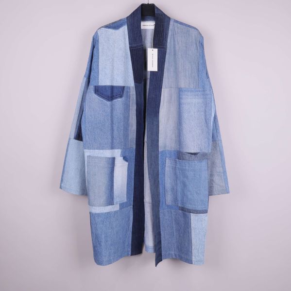 Framsida av lång patchworkkappa i denim med fickor