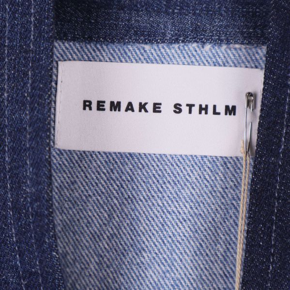 Remake STHLM etikett fäst på ljusblå denim