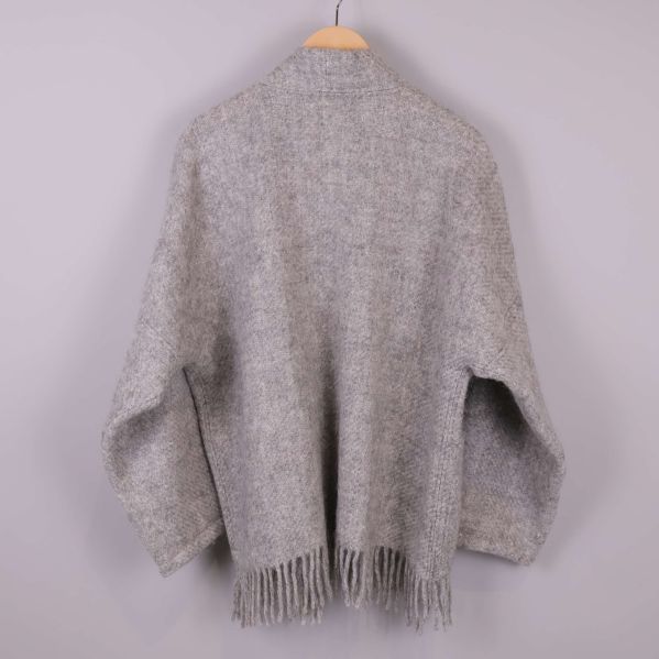 Baksidan av kimono i grå stickad textur med franskant