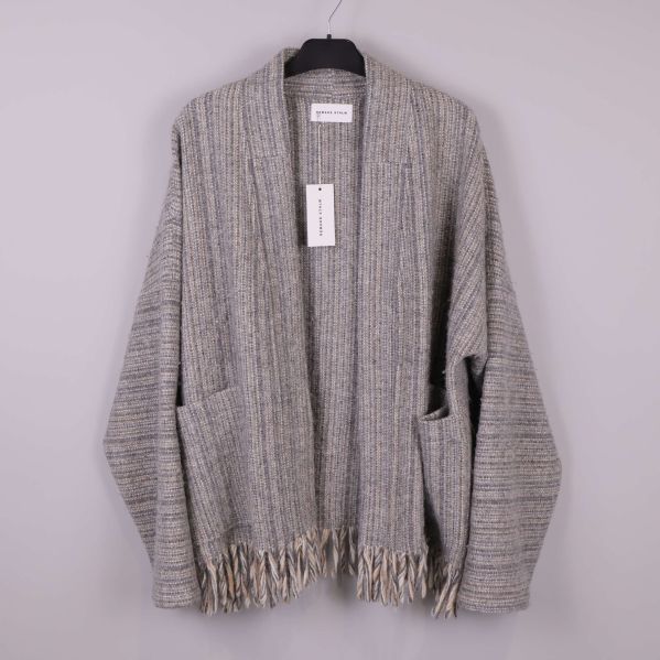 Framsida på gråmelerad kimono med fickor och fransar