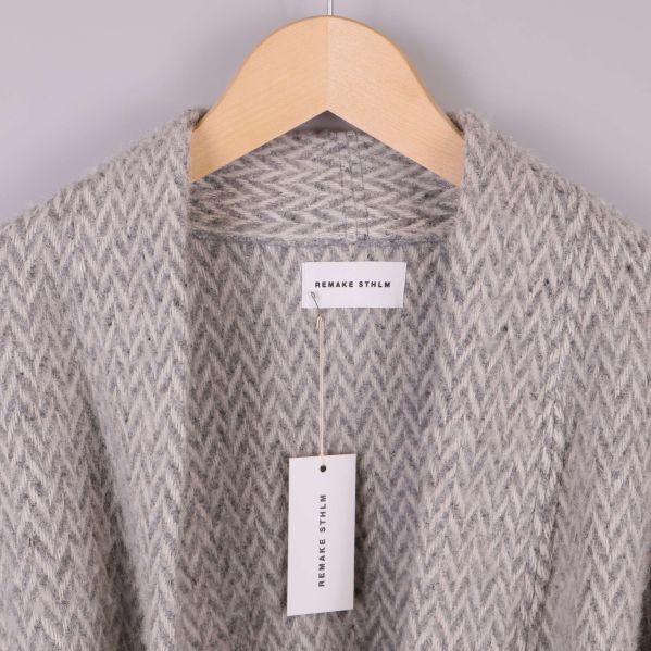 Närbild på kimono med synlig etikett i halsen