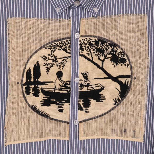 Närbild på broderad applikation med motiv på bröstet