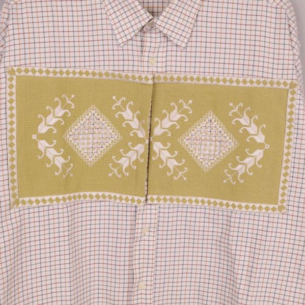 Närbild på applikationen med broderat mönster framtill