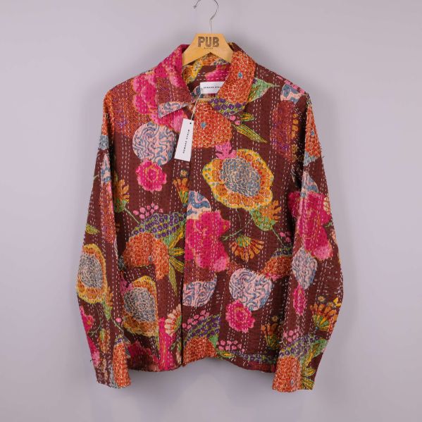 Färgstark skjortjacka med broderat blommönster framifrån