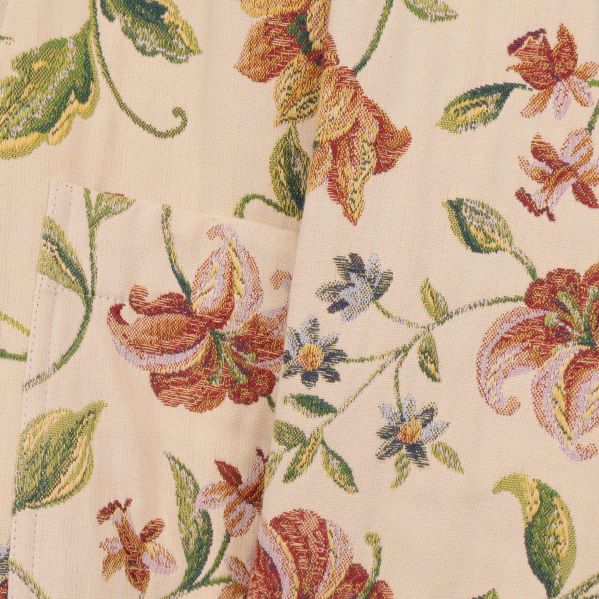 Detaljerad närbild av jackans blommiga tyg och sömnad