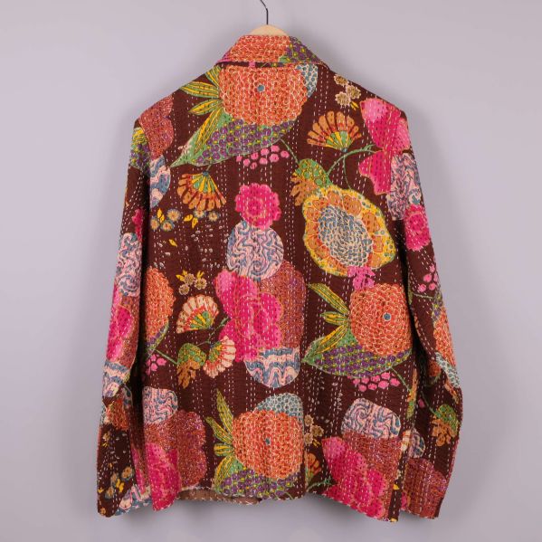 Jacka med blommönster bakifrån visar stor design