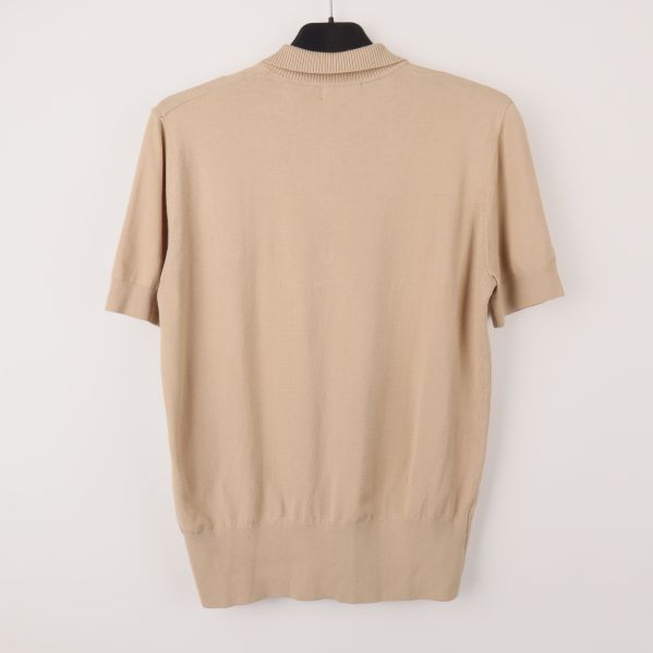 Beige polotröja hängande bakifrån