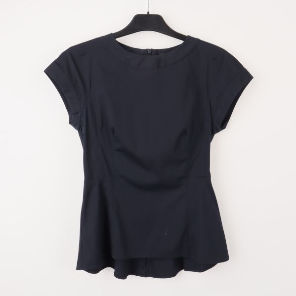 Framsida av kortärmad mörkblå blus med rund hals