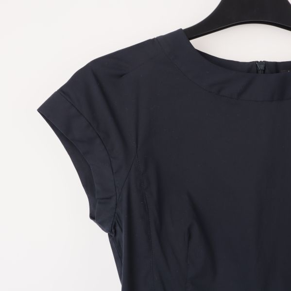 Överdelens korta ärm och sömdetaljer närbild