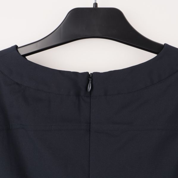 Närbild av blusens övre baksida och dragkedja