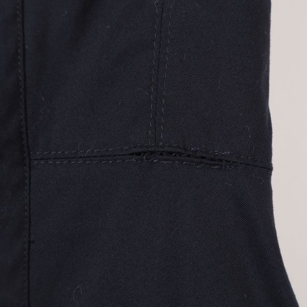 Närbild av sömmar som har gått upp