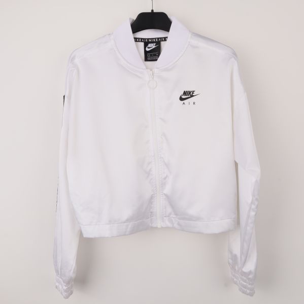 Framsida av vit Nike jacka med dragkedja