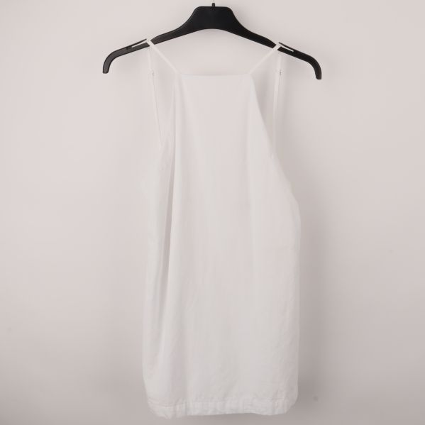 Framsida av vit klänning med tunna axelband